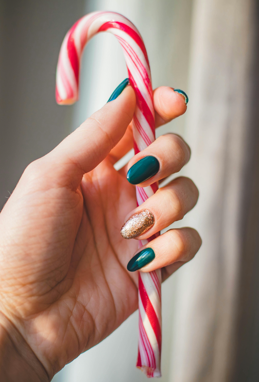 Préparez-vous pour les fêtes de Noël avec les press-on nails : ongles parfaits en un clin d’œil ! 🎄✨