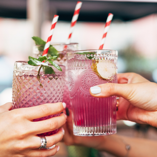 mains cocktail été sorties boire verre ongles