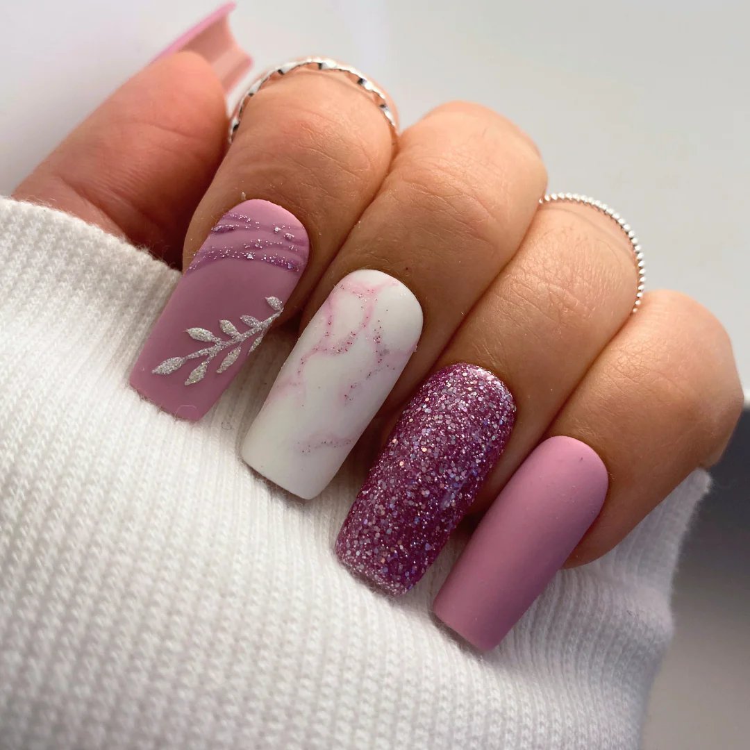 press on nails avec nail art rose et brillants