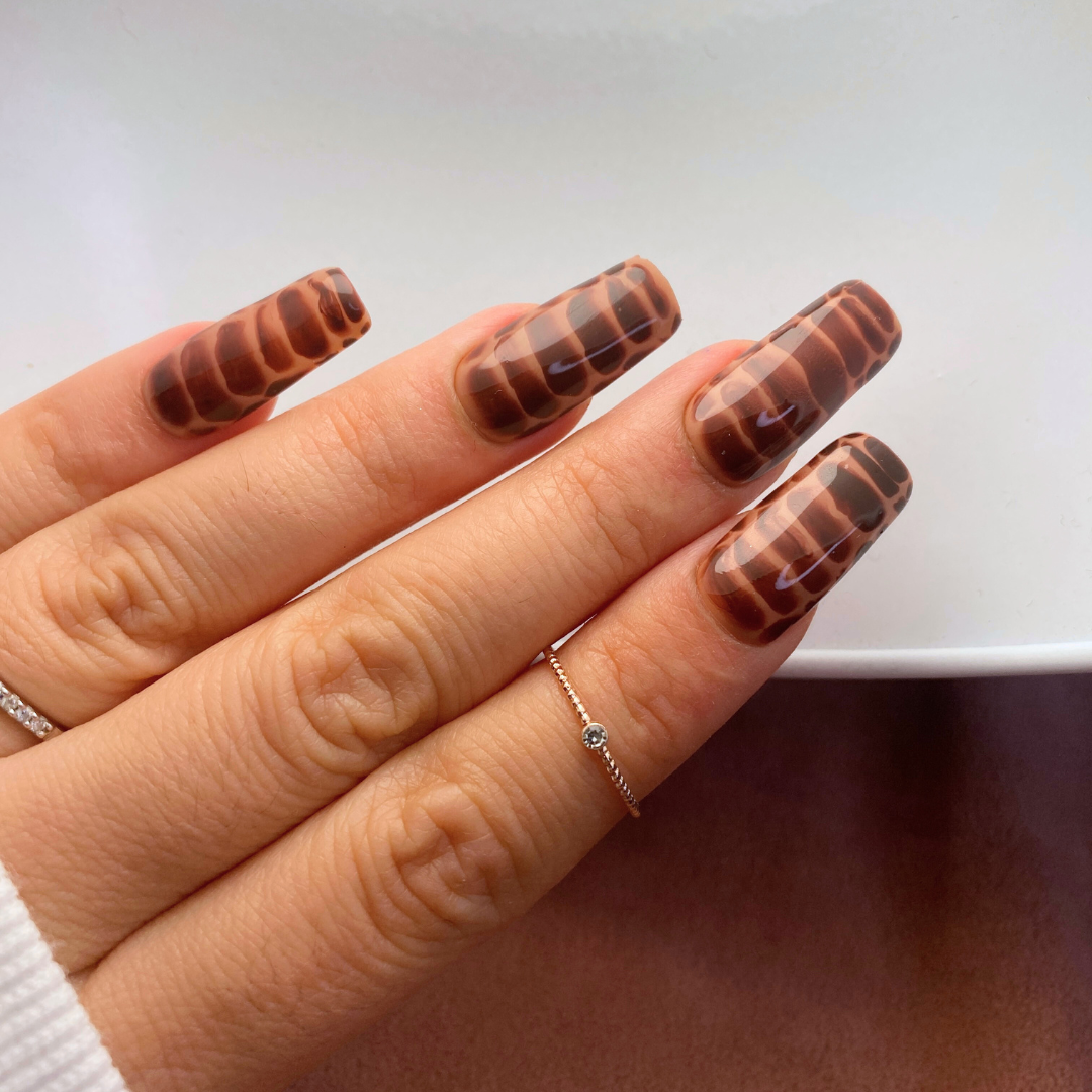 press on nails vue de haut effet crocodile couleur marron