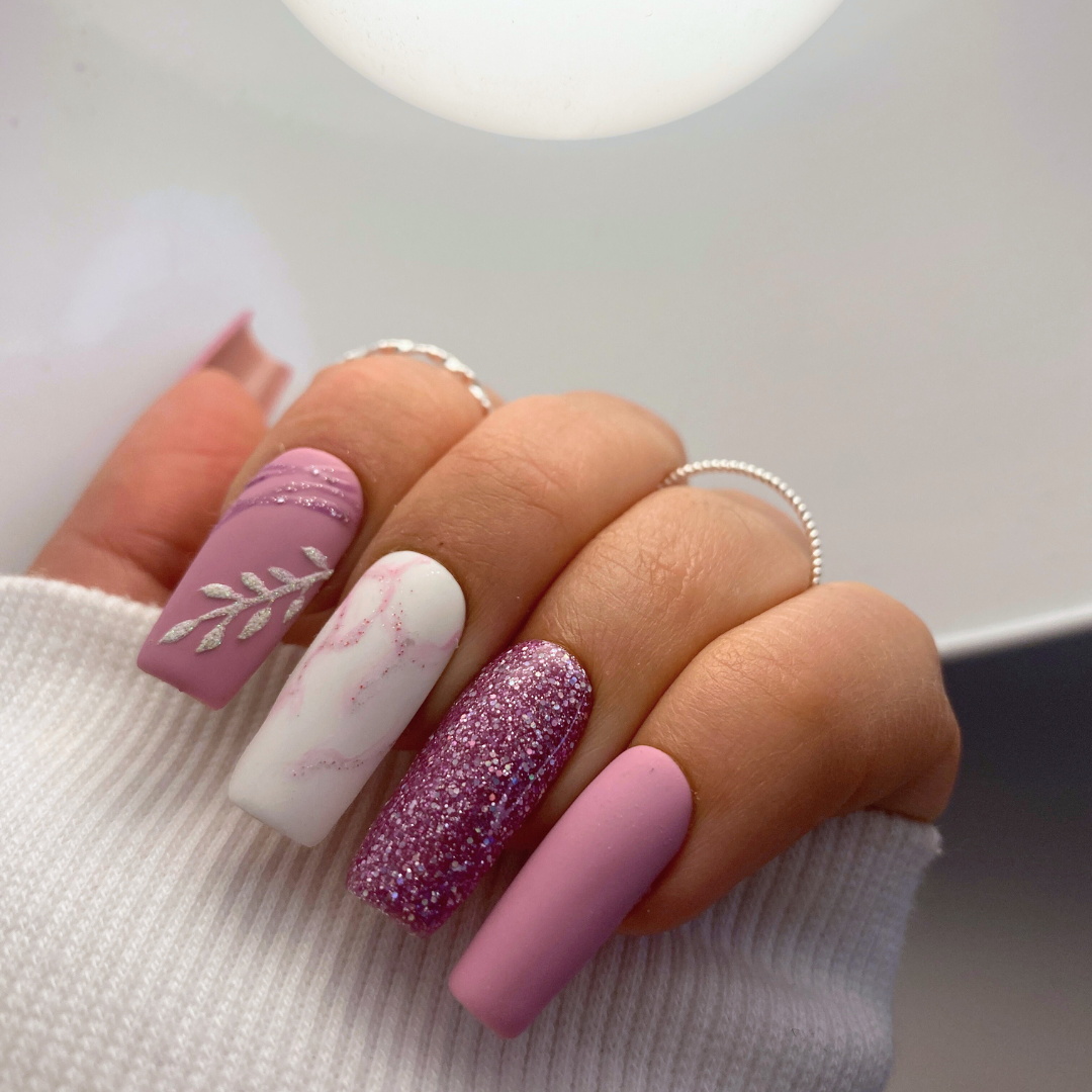 press on nails mat et brillant roses et blanc