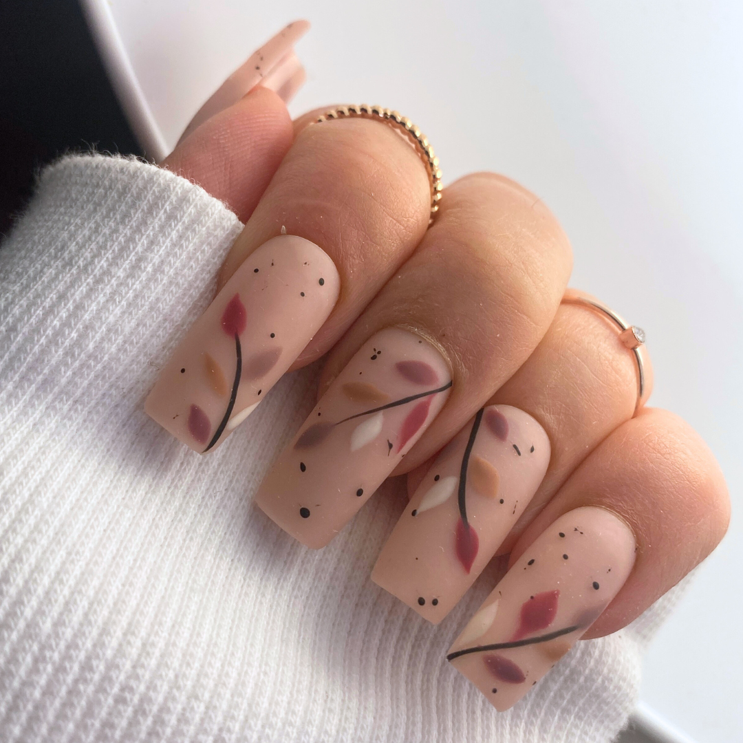 press on nails nude marron glacé avec feuilles automnales