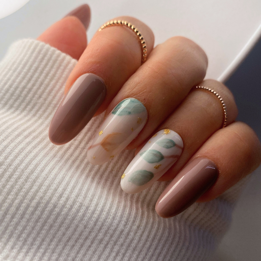 press on nails marrons avec nail art vue de haut