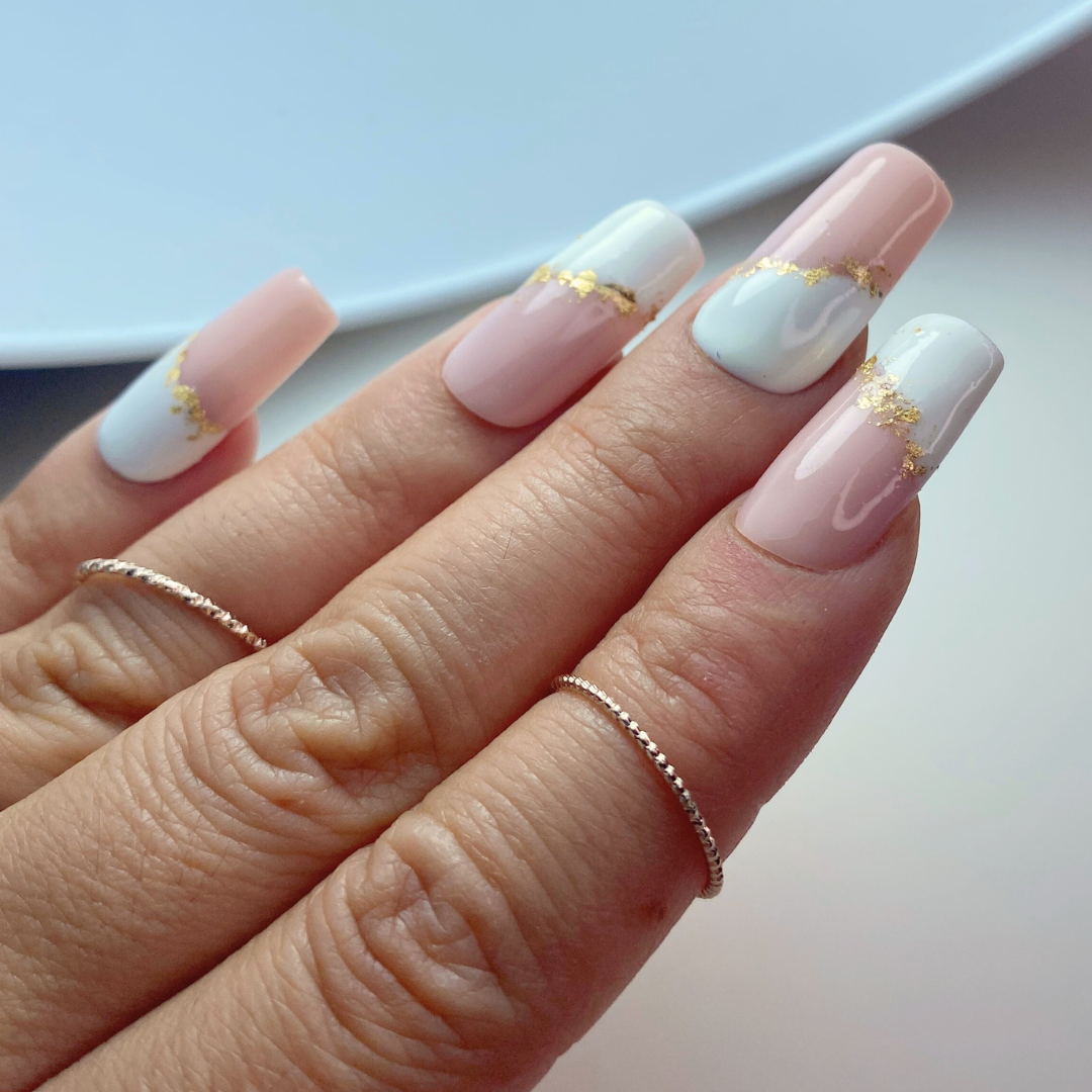 press on nails bicolor roses et blancs