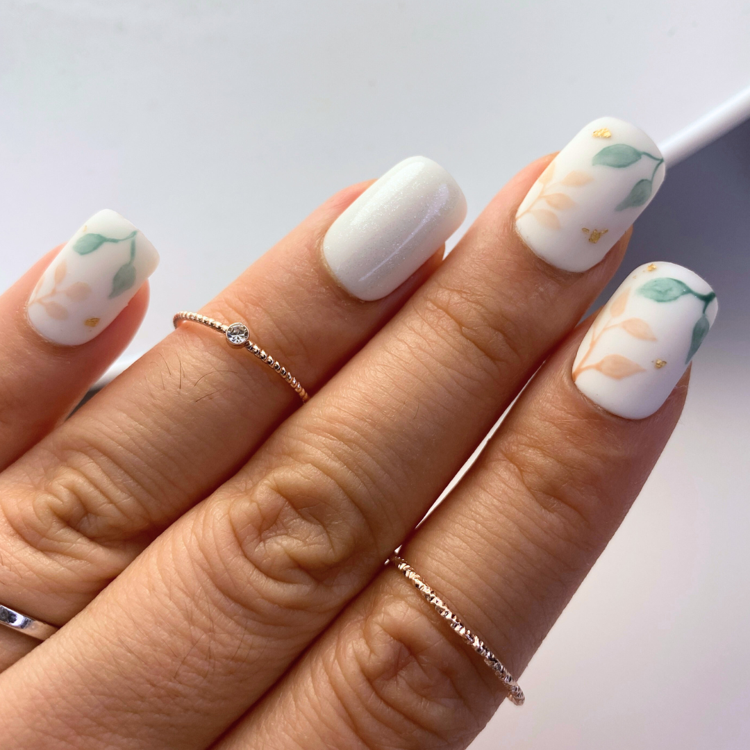 press on nails blanc avec nail art doux