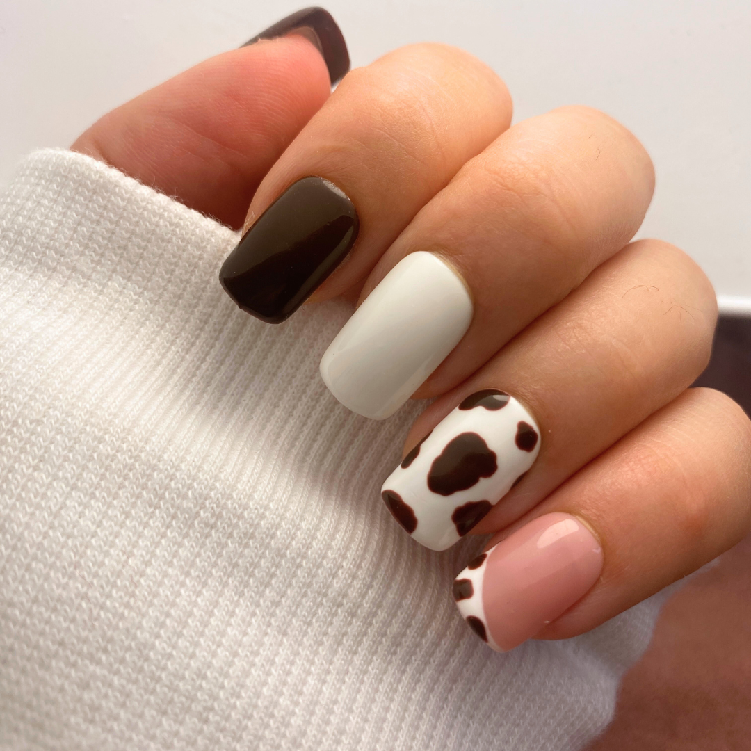 press on nails avec nail art marron et blanc