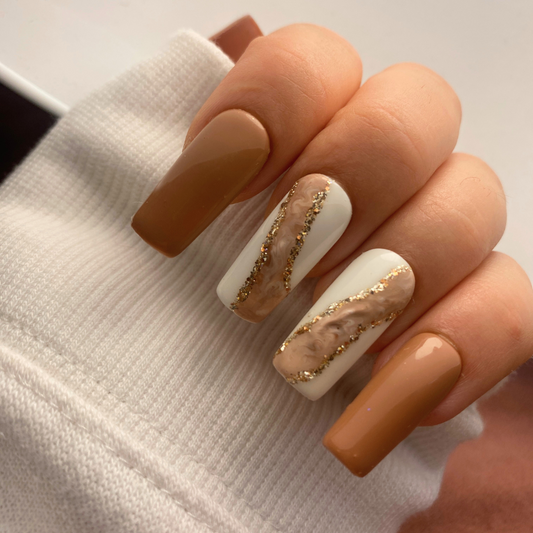 press on nails caramel nude doré