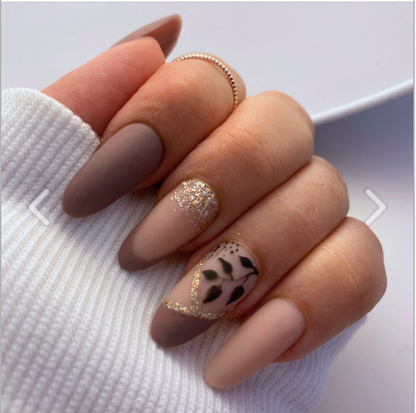 press on nails marrons avec nail art