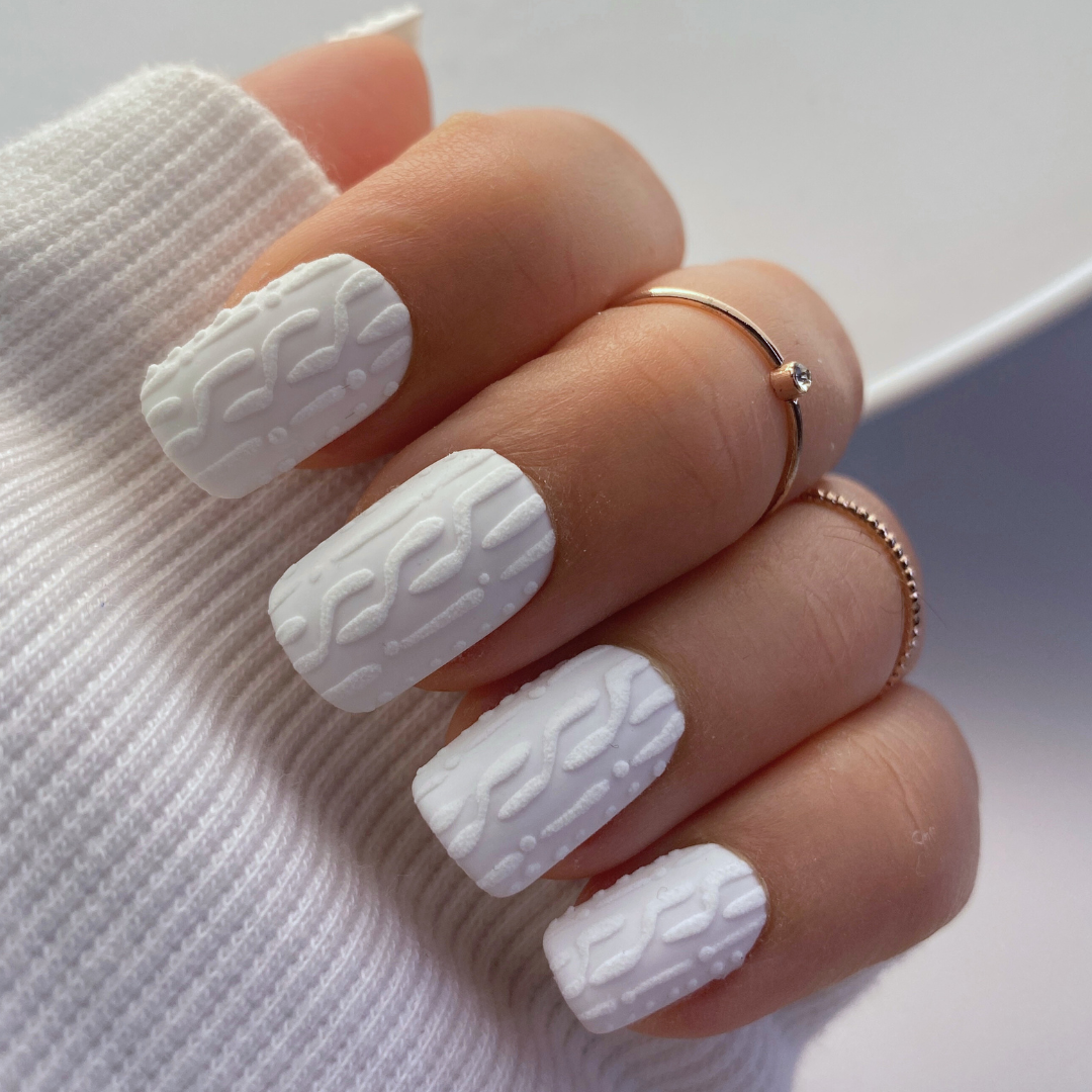 press on nails blancs avec effet pull hiver