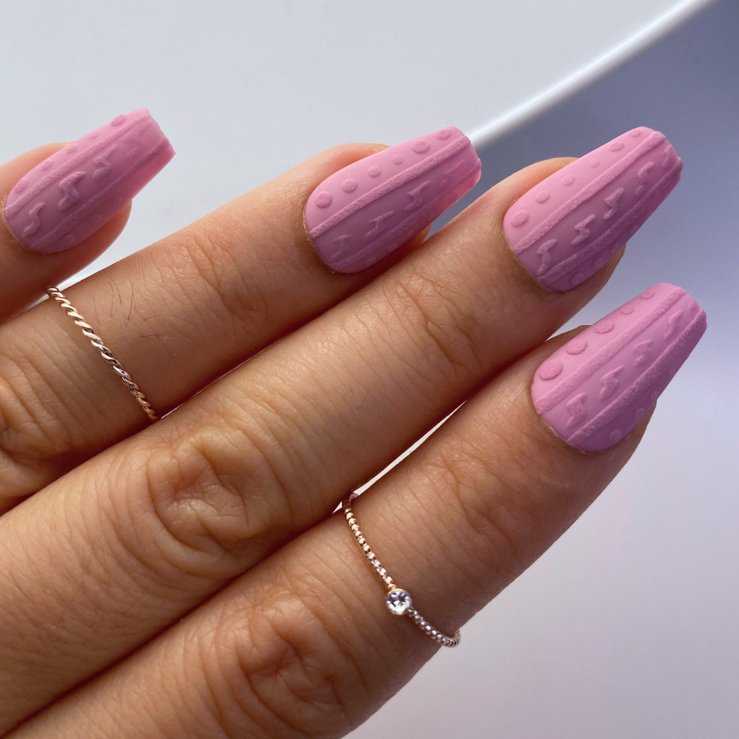 faux ongles roses effet pull