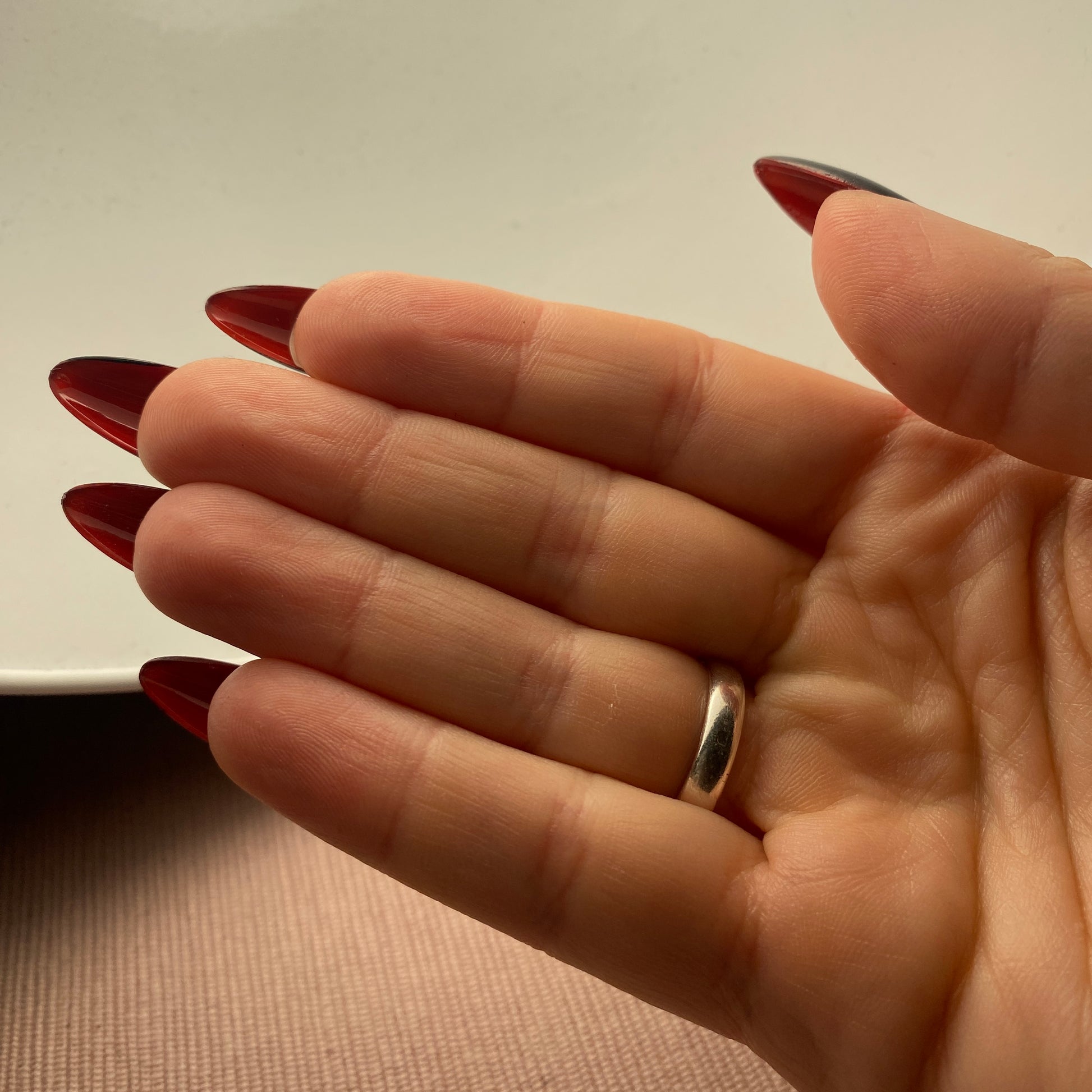 dessous des ongles rouges des press on nails