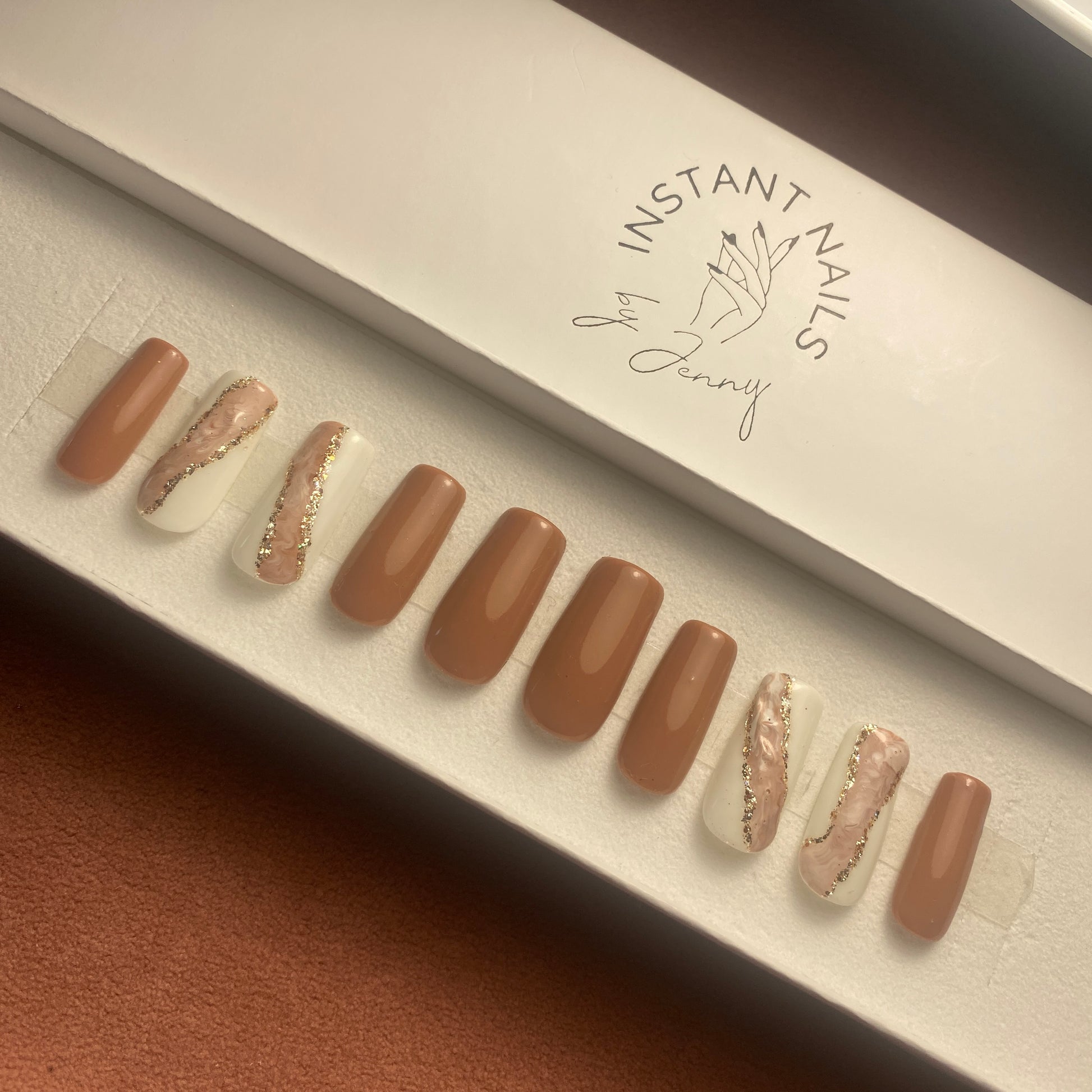 press on nails caramel dans une boite