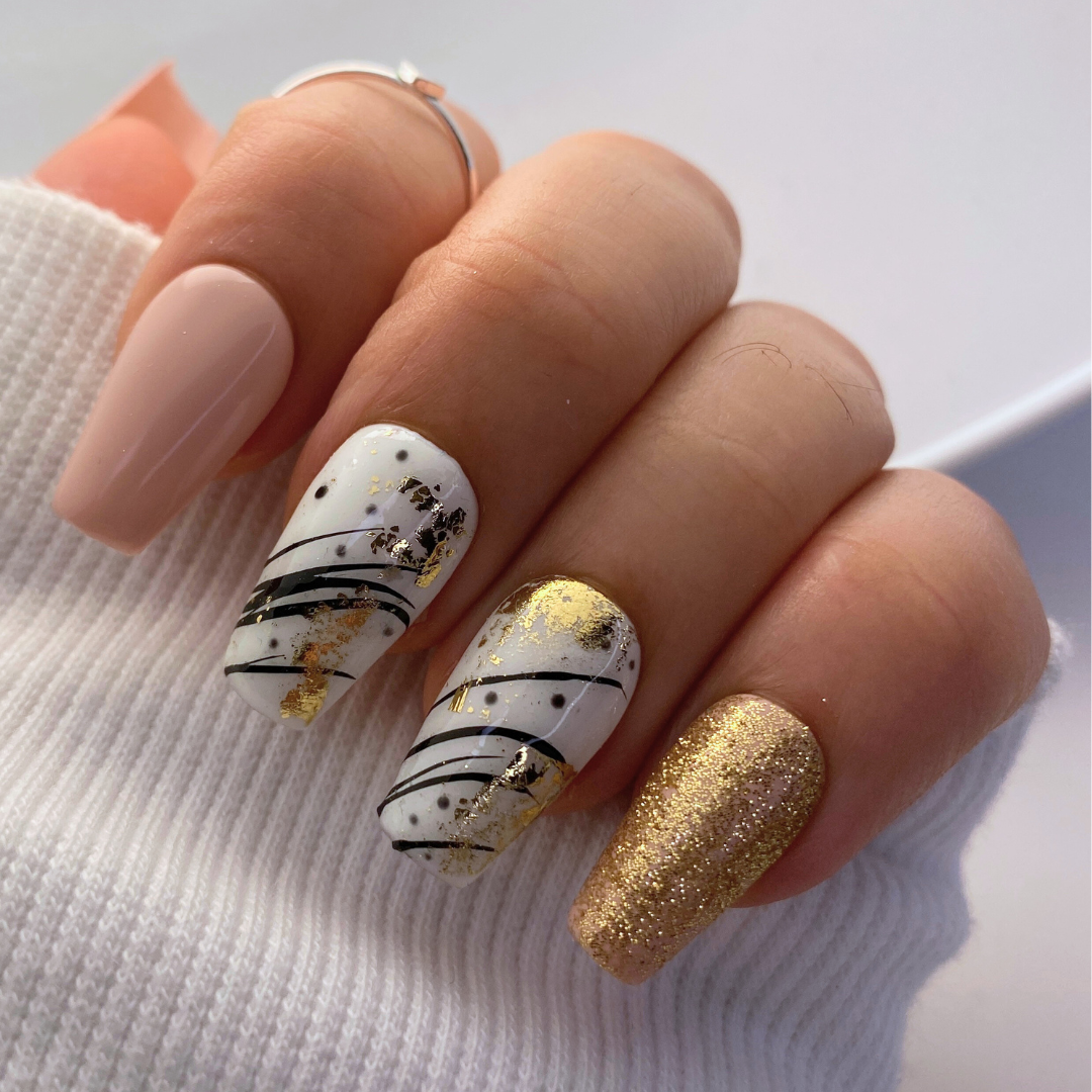 press on nails dorés brillants avec nail art