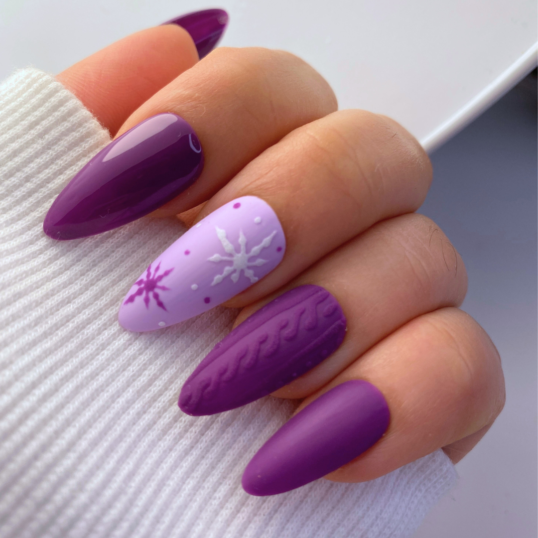 press on nails brillants et mats violets avec nail art