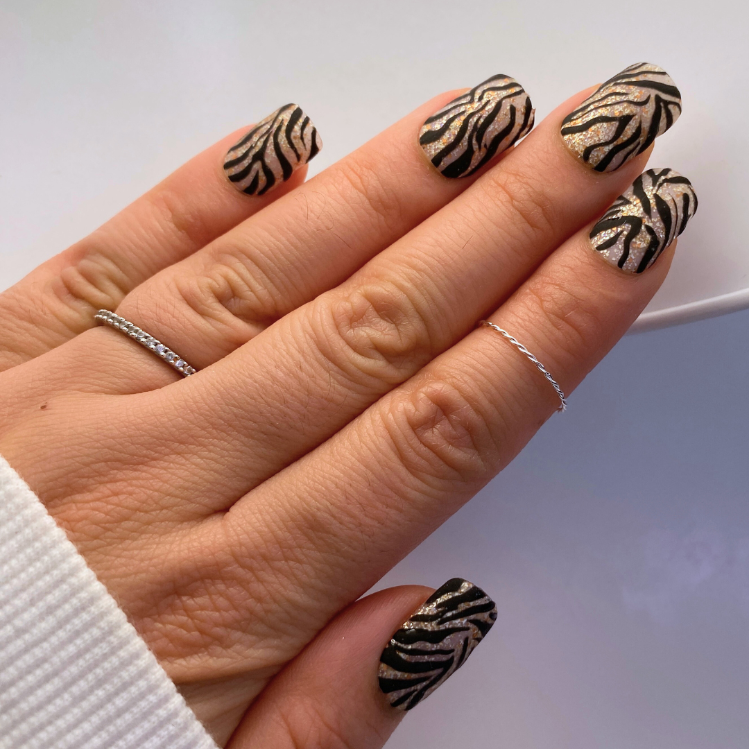 press on nail avec nail art zebre brillant