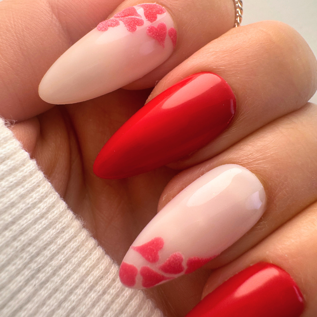 press on nails rouges avec détails coeurs