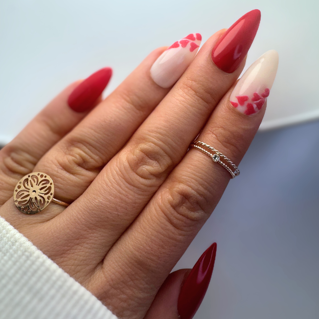 press on nails pointus avec coeurs rouges